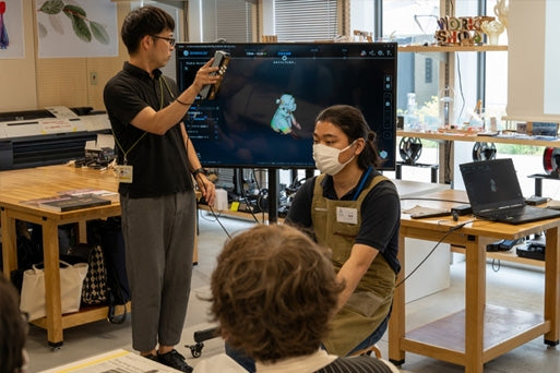 Participants at Kanagawa University’s event using Einstar 3D scanner.