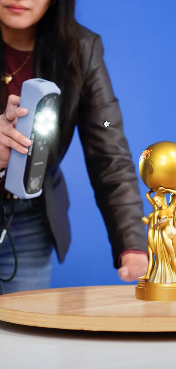 Scanning a golden statue with EINSTAR 3D scanner.